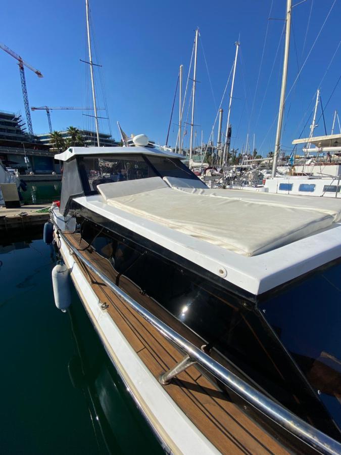 Laura Boat Hotel Sant Adria de Besos Exterior photo